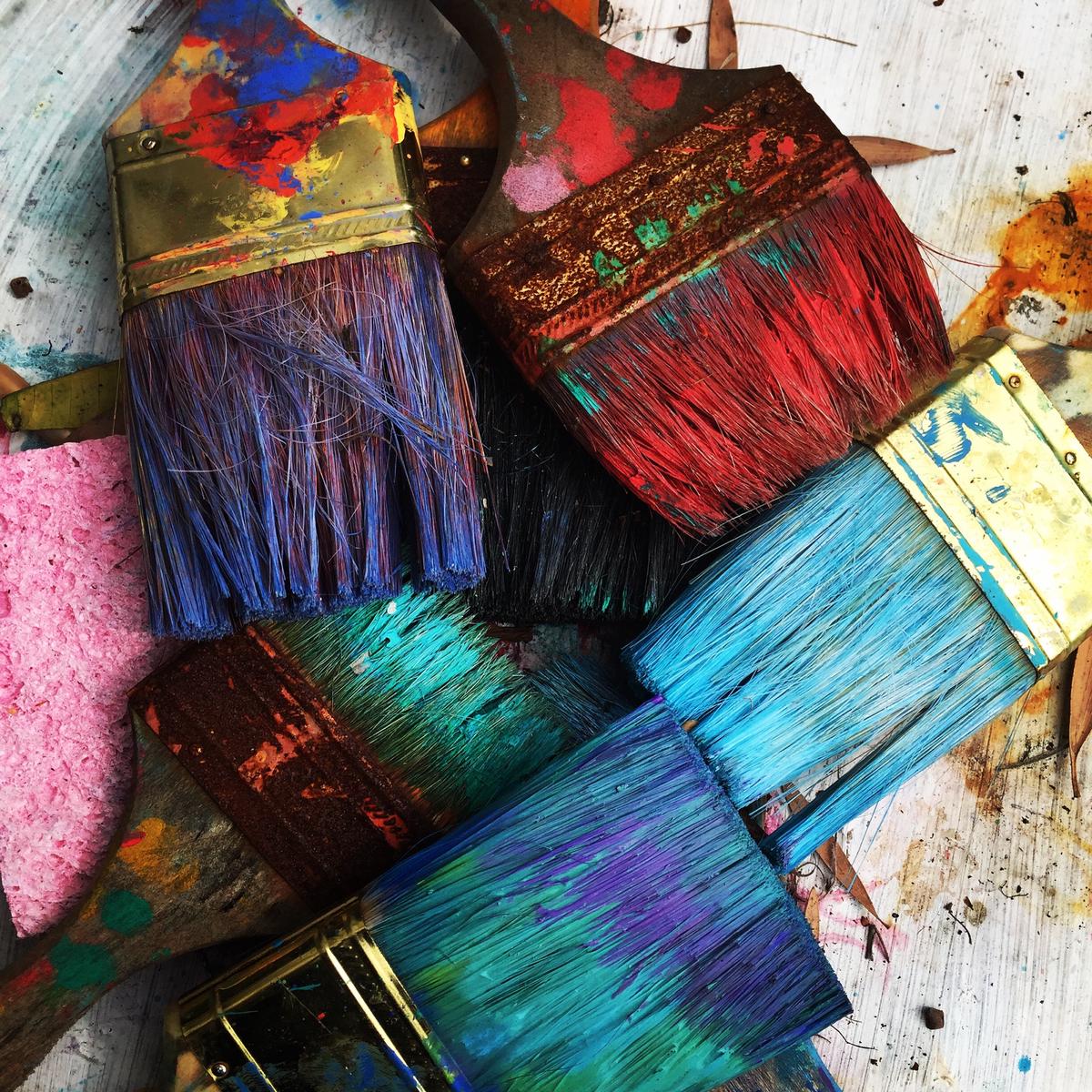 Image of an artwork depicting the confluence of art and history, showing a paintbrush and a quill pen coming together.